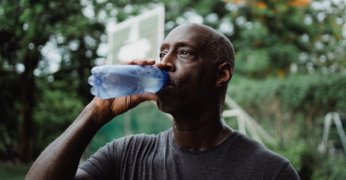 découvrez l'importance de l'hydratation pour votre santé quotidienne et apprenez comment rester bien hydraté tout au long de la journée.