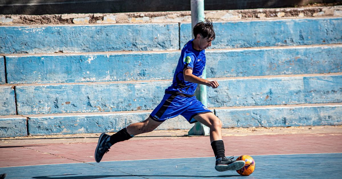 découvrez les différences nutritionnelles essentielles entre les sports d'équipe et les sports individuels pour optimiser vos performances et votre récupération.