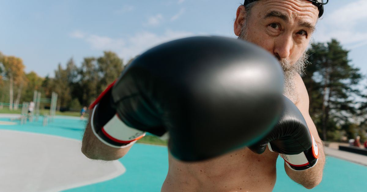 découvrez comment la nutrition sportive peut aider à bien vieillir en améliorant l'énergie, la récupération et la santé globale des seniors.