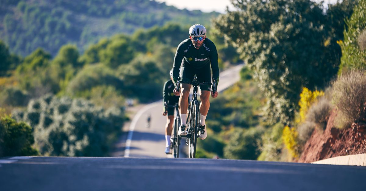 découvrez des conseils nutritionnels essentiels pour l'entraînement en altitude, optimisez vos performances sportives et votre récupération grâce à une alimentation adaptée.