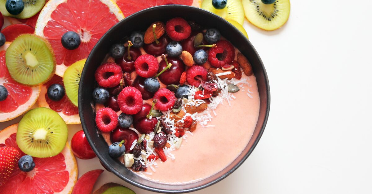 ingrédients nutritifs pour smoothies destinés aux athlètes, alliant énergie et récupération optimale.