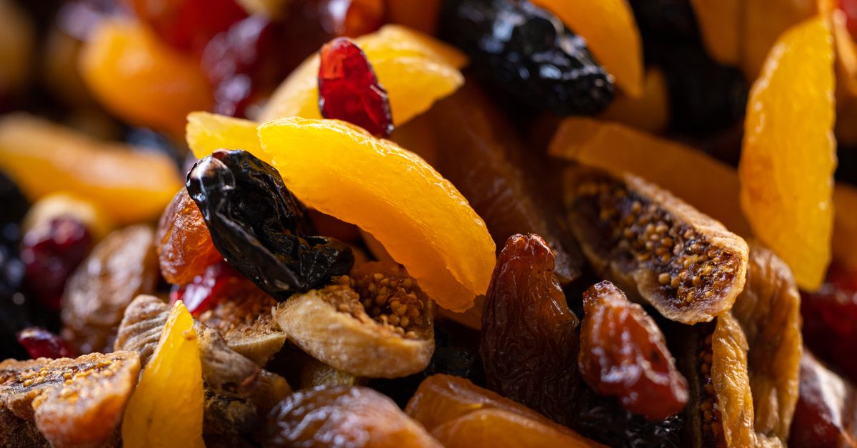 découvrez l'énergie naturelle des fruits secs, riches en vitamines et en minéraux, parfaits pour un encas sain et revitalisant à tout moment de la journée.