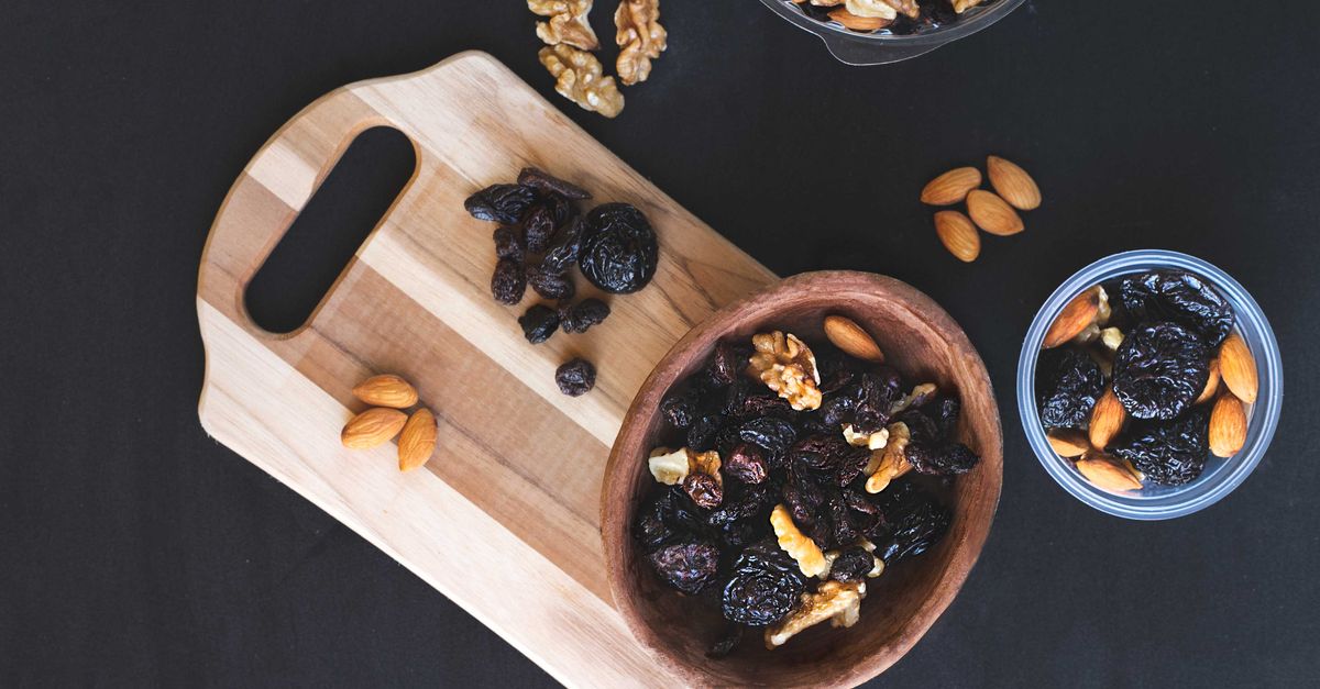 découvrez l'énergie naturelle des fruits secs, riches en vitamines et en nutriments pour un coup de boost sain et délicieux.