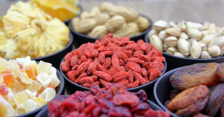 découvrez notre sélection d'énergie naturelle avec des fruits secs riches en vitamines et minéraux, parfaits pour une pause saine et énergisante.