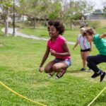 découvrez les conseils nutritionnels essentiels pour un camp sportif : repas équilibrés, hydratation et énergie pour rester performant toute la journée.
