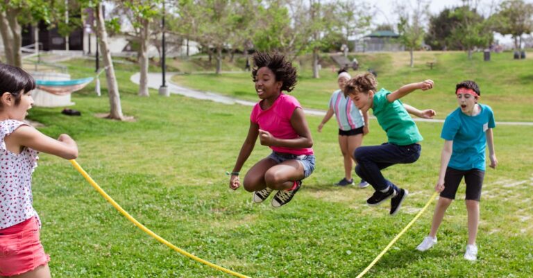 découvrez les conseils nutritionnels essentiels pour un camp sportif : repas équilibrés, hydratation et énergie pour rester performant toute la journée.